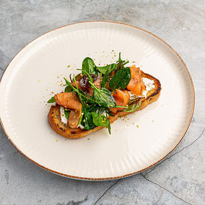 Брускетта с копченым лососем