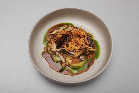 Говяжьи щеки с картофелем и грибами