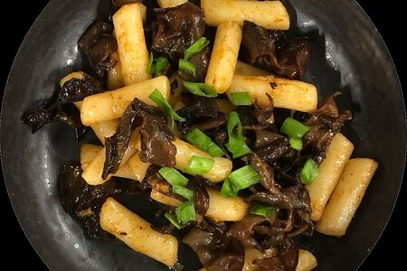 Токпокки с грибами муэр