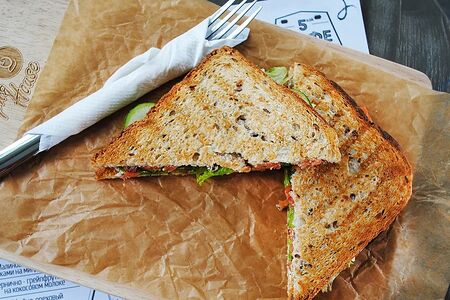 Сэндвич с беконом и ветчиной