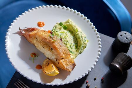 Большой стейк из палтуса