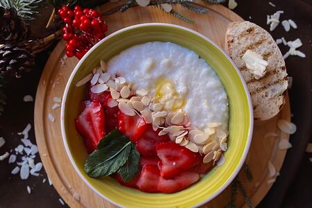 Рисовая каша с клубникой, ванилью и миндальными хлопьями