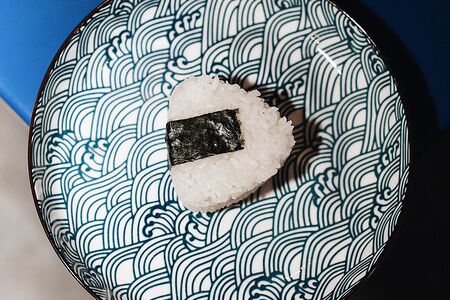 Онигири с тунцом