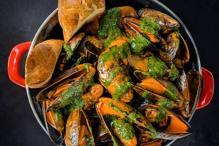 Мидии с томатным майо и базиликом