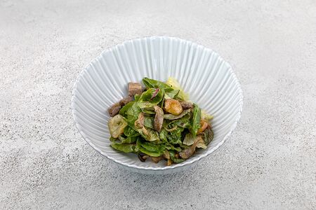 Салат с Corned beef из фермерской говядины и хрустящими ранетками