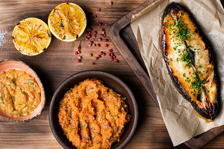 Стейк из палтуса из печи с бататом и печеным перцем