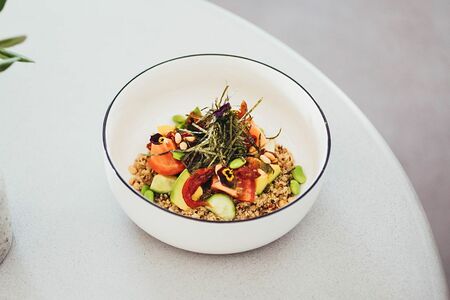 Боул с киноа, томатами и авокадо