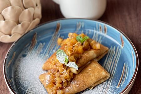 Конвертики из блинов с творогом и яблочным компоте