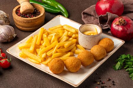Сырные шарики с картофелем фри