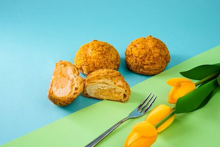 Пирожное Шу с персиком и манго