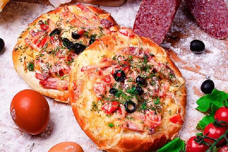 Мини пицца - колбаса докторская, салями, помидоры