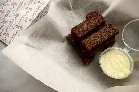 Гренки из чёрного хлеба с чесноком