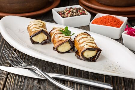 Рулетики из баклажанов с сыром сулугуни и чесноком