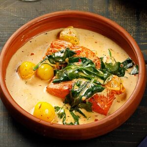 Нерка со шпинатом и черри в сливочном соусе