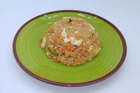 Обжаренный рис с яйцом