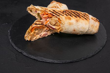 Ролл в лаваше с цыпленком