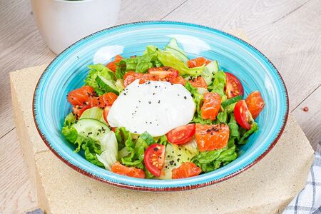 Салат с семгой и яйцом пашот