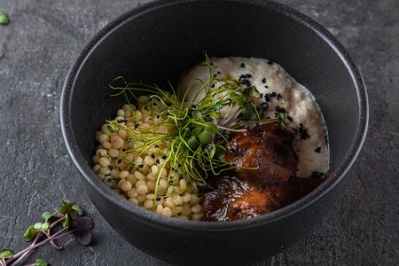 Говяжьи щёки с пастой птитим и муссом из пармезана