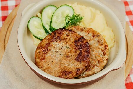 Котлеты по-домашнему с толченым молодым картофелем