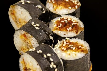 Маки с угрем