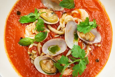Томатный суп с вонголе, креветками и кальмаром