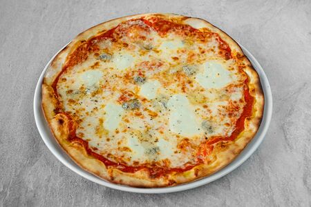 Пицца четыре сыра с томатным соусом