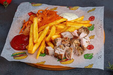 Шаурма на тарелке со свининой