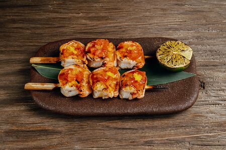 Креветки и томатная сальса