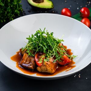 Теплый салат с баклажанами и устричным соусом