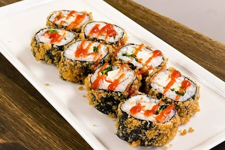 Темпура ролл с курицей и соусом чили