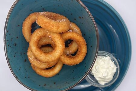 Луковые колечки с соусом тартар