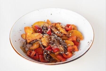 Говядина с соусом демиглас и карт дольками