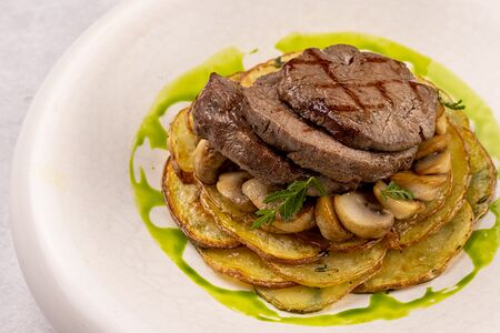 Медальоны из говядины с соусом демиглас