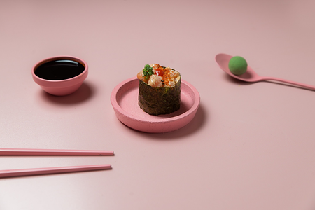 Острый гункан с лососем