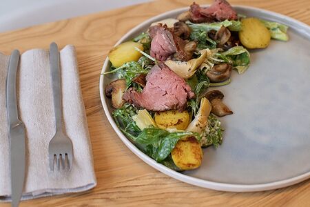 Тёплый салат с ростбифом