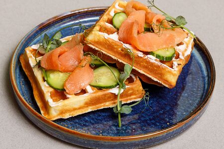 Сытные вафли с лососем