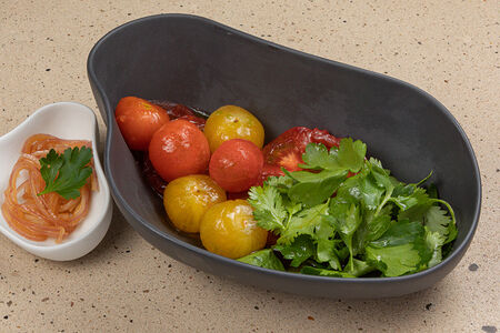 Томаты с красным луком, кахетинским маслом и хлебом