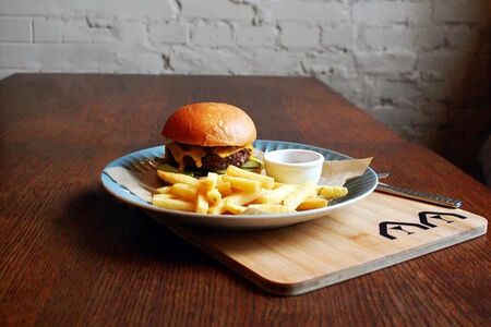 Бургер с говядиной и картофелем фри