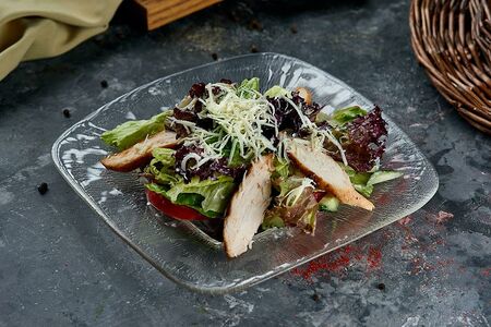 Салат с курицей, копченым сыром и соусом цезарь