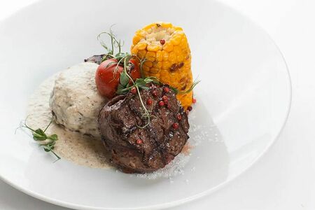 Медальон в сливочно-грибном соусе