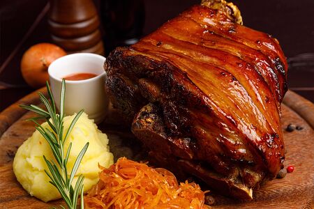 Свиная рулька, тушенная в пиве