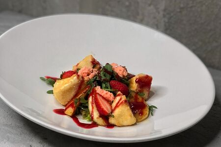 Жареный камамбер с малиновым соусом