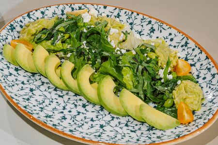 Салат из цукини и авокадо