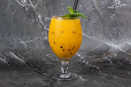 Манго-маракуя шейк