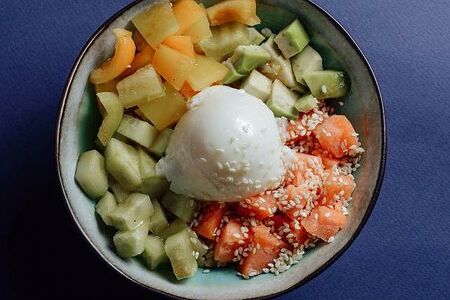 Боул с киноа и форелью