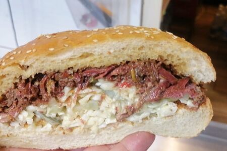 Бургер с рваной свининой