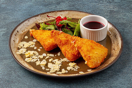 Сулугуни жареный в сухарях