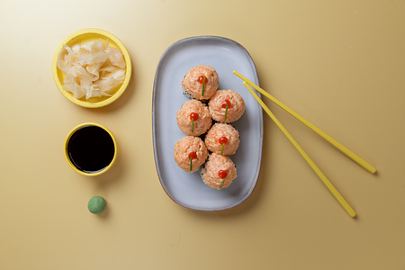 Острый ролл с лососем