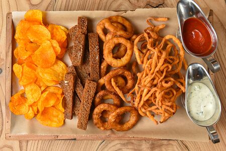 Пивной сет №1 (Гарлики, жареный чечил, чипсы и луковые кольца с сырным соусом)