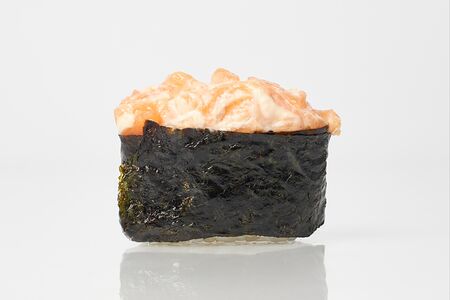 Гункан с лососем